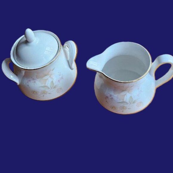 Vntg Royal Doulton sugar and creamer collectors set "Vogue" series floral design - Picture 1 of 8